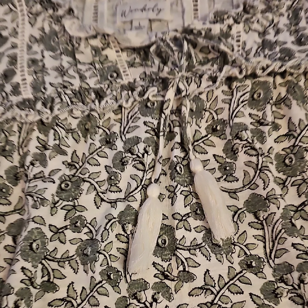 D4🔹️Wonderly Floral Blouse - Green and White - Picture 3 of 7
